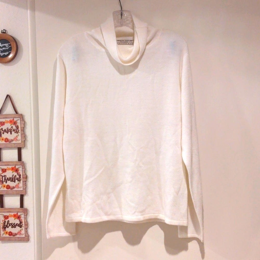 White turtle neck sweater